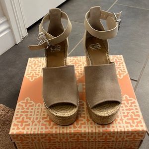 GB gray-taupe wedges